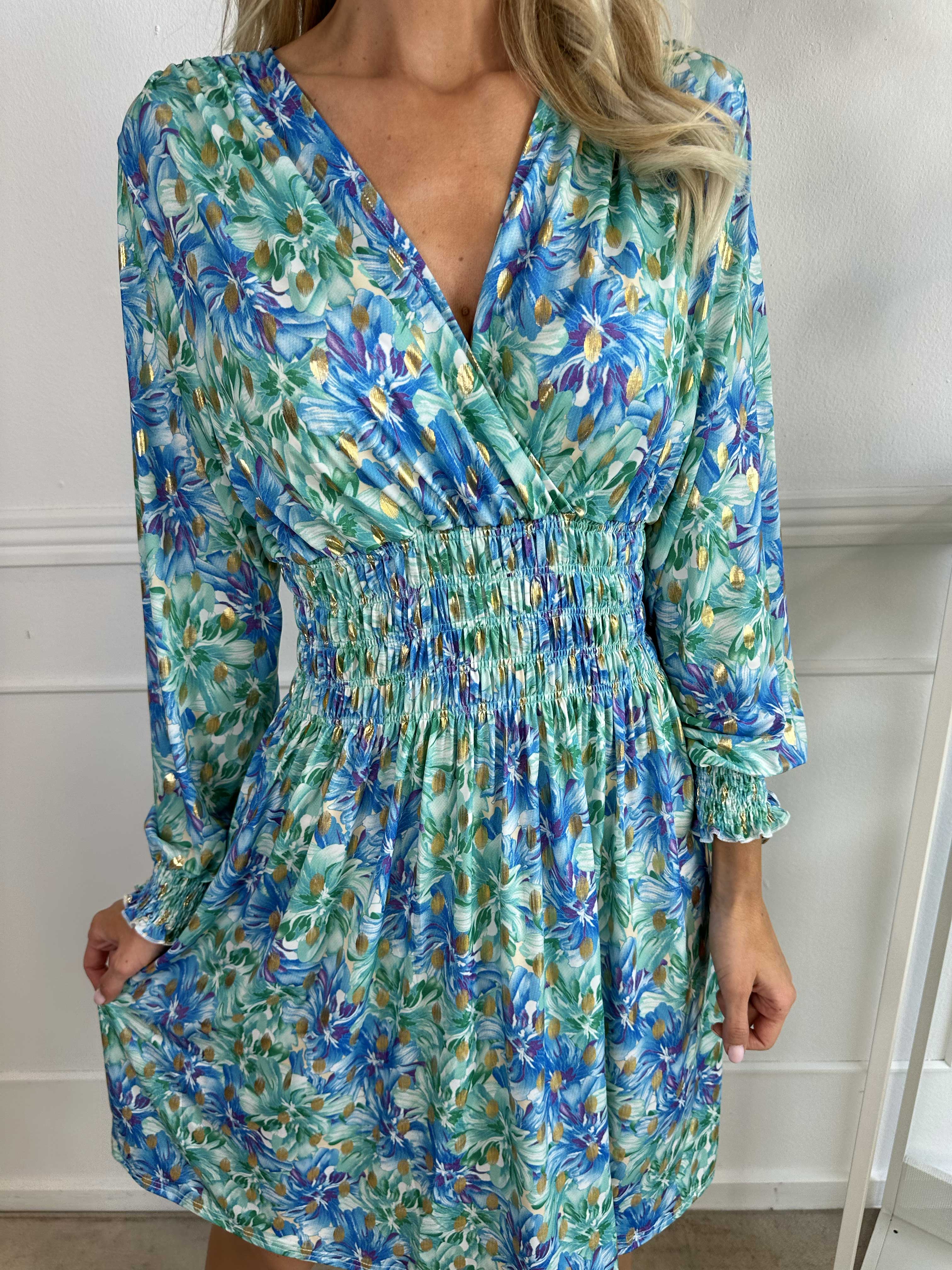 Pams Floral Short L/S - Elastisk kjole med smock i livet